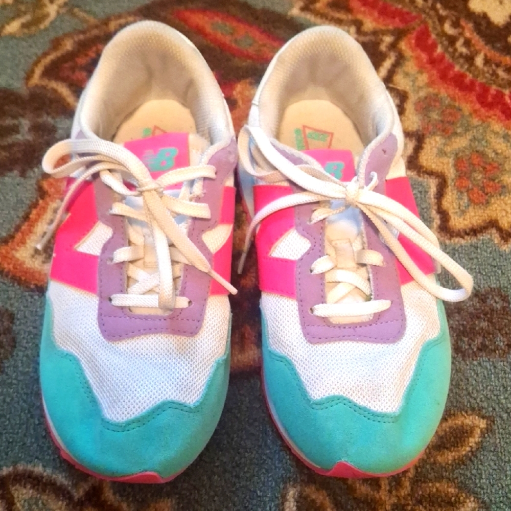 Pre-owned New Balance 237 White, Pink, and Teal Kids Sneakers size 4.5 Wide.